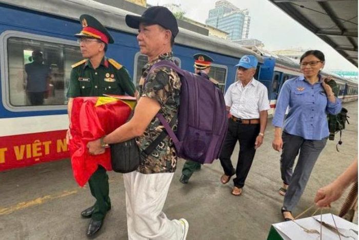 Gia đình đón hài cốt liệt sĩ từ trên tàu, vận chuyển về quê nhà. Ảnh: Mai Hoa