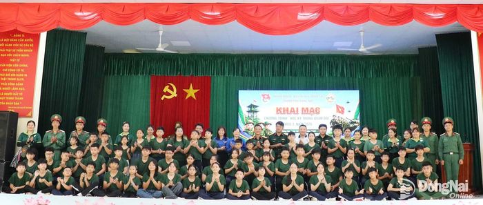 Đại biểu và các chiến sĩ nhí chụp hình lưu niệm tại lễ khai mạc. Ảnh: Ngọc Huyền