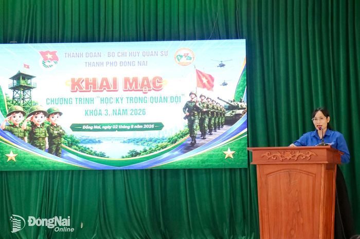 Chị Thạch Thị Thùy Dương, Ủy viên Ban Thường vụ Thành đoàn, Phó Trưởng ban công tác Đoàn và Thanh thiếu nhi - Ủy ban MTTQ Việt Nam thành phố, Phó Chủ tịch Thường trực Hội đồng Đội thành phố Đồng Nai phát biểu tại lễ khai mạc. Ảnh: Ngọc Huyền