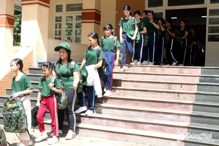 Các chiến sĩ nhí di chuyển về đơn vị. Ảnh: Ngọc Huyền