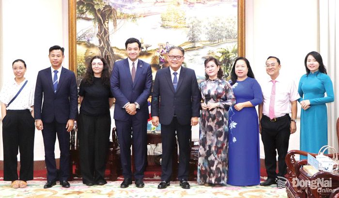 Ủy viên Ban Thường vụ Thành ủy, Phó Chủ tịch Thường trực UBND thành phố Đồng Nai Nguyễn Kim Long (giữa) tiếp đoàn công tác của Tổng Lãnh sự quán Pháp tại Thành phố Hồ Chí Minh đến thăm và làm việc tại thành phố Đồng Nai.