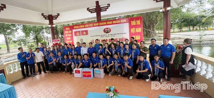 Lễ kết nạp Đảng cho 4 quần chúng ưu tú là sinh viên tham gia Chiến dịch Mùa hè xanh năm 2026 tại xã Gia Thuận.