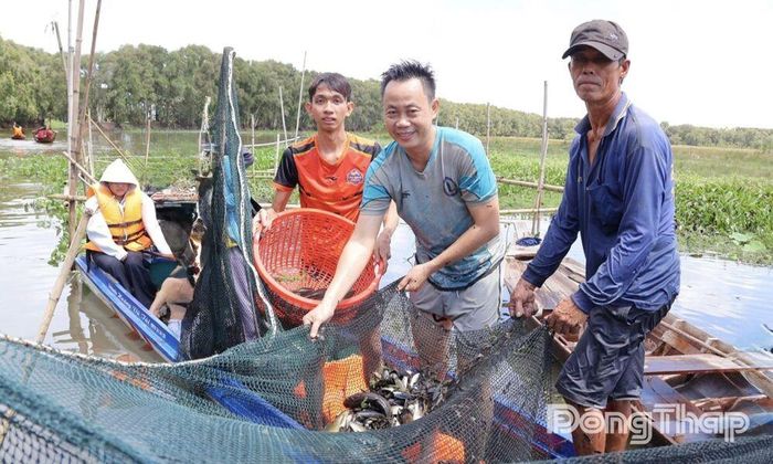 Hoạt động dỡ chà cá mang đến cho du khách cơ hội trải nghiệm tập quán khai thác thủy sản truyền thống của cư dân Đồng Tháp Mười.
