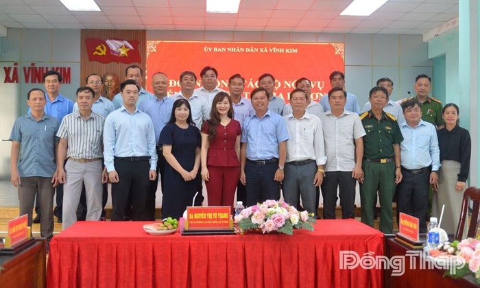Đoàn khảo sát chụp ảnh lưu niệm tại buổi khảo sát xã Vĩnh Kim.