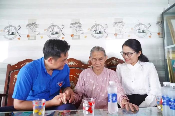  Đoàn công tác đến thăm, tặng quà Mẹ Việt Nam anh hùng Trịnh Thị Kinh. Ảnh: ĐVCC 