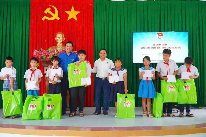  Bí thư Tỉnh đoàn Gia Lai Phạm Hồng Hiệp (bên trái) cùng ông Nguyễn Văn Hưng - Giám đốc Công ty TNHH Công Nghệ Hưng Lợi tặng học bổng cho học sinh có hoàn cảnh khó khăn. Ảnh: ĐVCC 