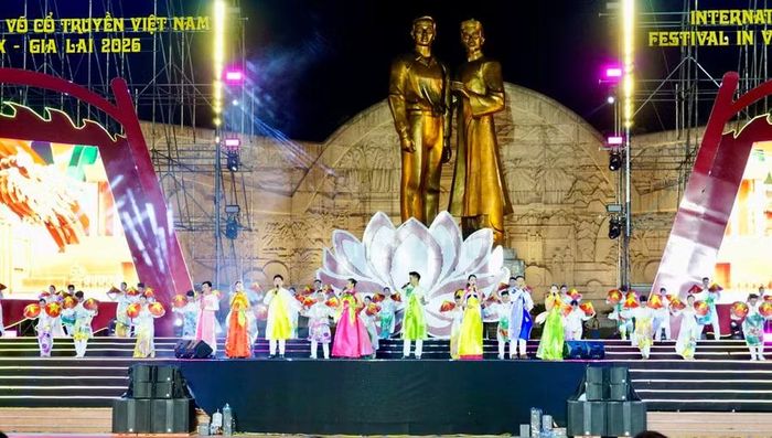 Tiết mục "Thịnh vượng Việt Nam sáng ngời" do tập thể ca sĩ, diễn viên, võ sư, võ sinh các đoàn võ thuật quốc tế biểu diễn. Ảnh: H.V