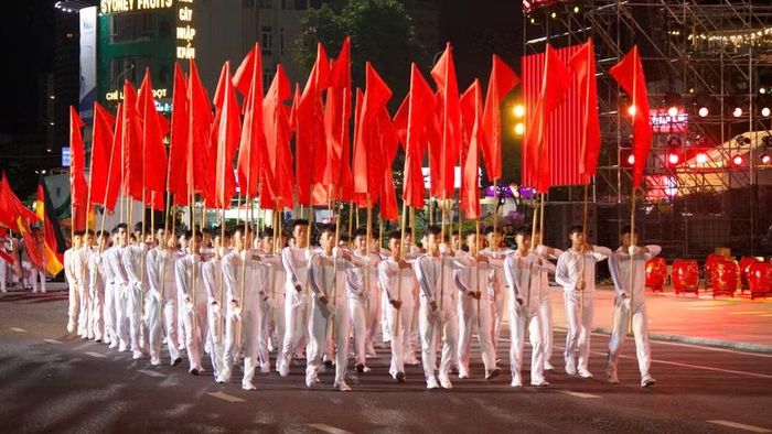 Khối Hồng kỳ. Ảnh: H.V