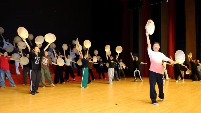 Biên đạo múa Nhật Huy hướng dẫn các nghệ sĩ, diễn viên tập luyện cho chương trình nghệ thuật khai mạc Liên hoan. Ảnh: N.N