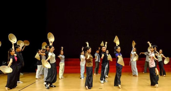 Những ngày cuối trước lễ khai mạc, các nghệ sĩ, diễn viên miệt mài ráp đội hình, hoàn thiện từng tiết mục biểu diễn. Ảnh: N.N