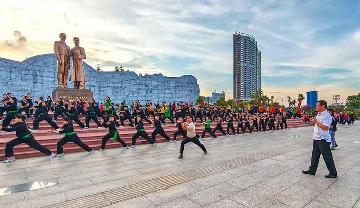 Võ sư Trần Duy Linh chỉ đạo tập luyện võ thuật cho chương trình nghệ thuật khai mạc Liên hoan Quốc tế Võ cổ truyền Việt Nam lần thứ IX - Gia Lai năm 2026. Ảnh: N.N