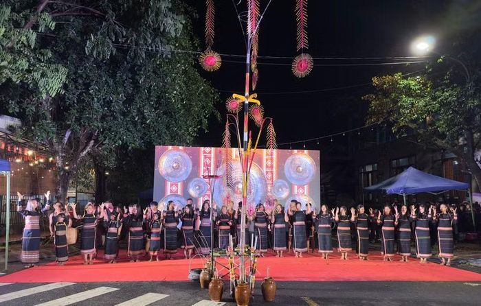  Những thanh âm hùng tráng của đại ngàn qua tiết mục "Cồng chiêng chào đón khách", do các nghệ nhân Làng văn hóa du lịch cộng đồng Plei Ơp (phường Pleiku) biểu diễn. Ảnh: M.C 