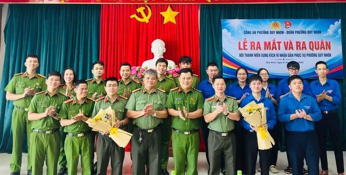 Công an phường Quy Nhơn phối hợp cùng Đoàn phường Quy Nhơn ra mắt “Đội thanh niên xung kích vì nhân dân phục vụ”. Ảnh: ĐVCC