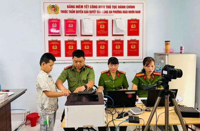 Đội thanh niên xung kích vì nhân dân phục vụ phường Hoài Nhơn Nam ra quân thực hiện các nhiệm vụ được giao. Ảnh: ĐVCC