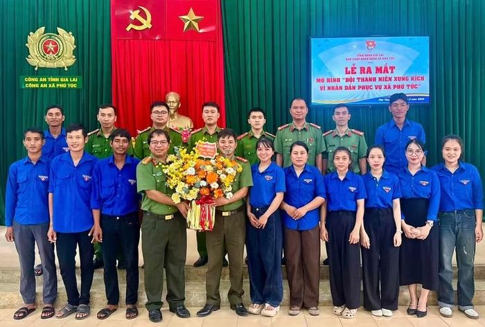 Công an xã phối hợp Đoàn xã Phú Túc ra mắt “Đội thanh niên xung kích vì nhân dân phục vụ”. Ảnh: ĐVCC