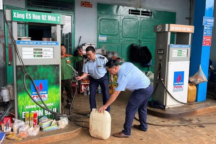 Lực lượng Quản lý thị trường kiểm tra công tác dự trữ, cung ứng hàng cho khách tại cửa hàng xăng dầu. Ảnh: ĐVCC