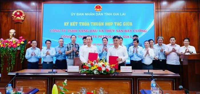 Lãnh đạo Công ty TNHH một thành viên Petrolimex Gia Lai và Công ty TNHH Xăng dầu và Thủy sản Bảy Cường ký kết thỏa thuận điều chỉnh sản lượng cung ứng xăng dầu. Ảnh: Hải Yến