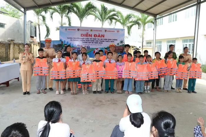 Ban Tổ chức tặng 30 áo phao và 30 mũ bảo hiểm đạt chuẩn cho thiếu nhi. Ảnh: ĐVCC 