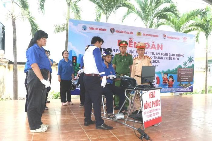  Hướng dẫn đoàn viên thanh niên thực hành lái xe trên máy mô phỏng RT. Ảnh: ĐVCC 