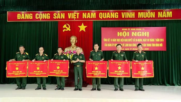 Thiếu tướng Hoàng Văn Sỹ trao Cờ đơn vị xuất sắc trong Phong trào thi đua "Dân vận khéo”, xây dựng “Đơn vị dân vận tốt” giai đoạn 2015-2025 cho các tập thể. Ảnh: Huy Toàn