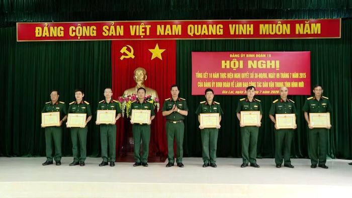 Đại tá Khuất Bá Cao trao Bằng khen tặng các tập thể có thành tích xuất sắc. Ảnh: Huy Toàn