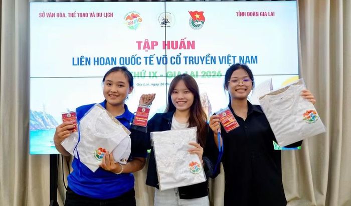  Nga (bìa phải) tự hào khi được góp phần quảng bá võ cổ truyền với vai trò tình nguyện viên. Ảnh: D.L 
