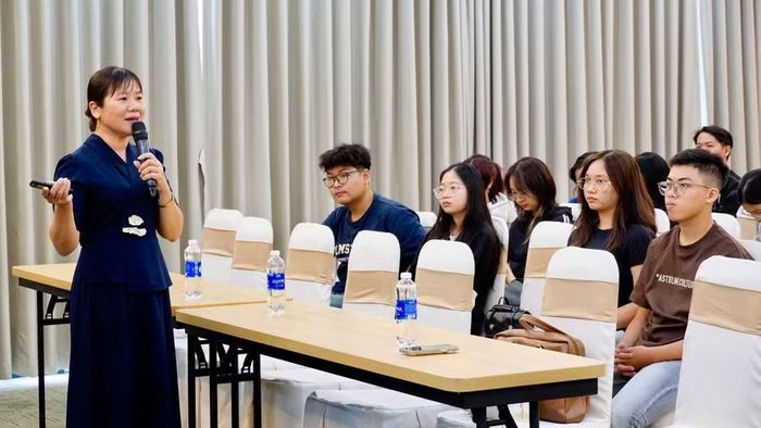  ThS. Lê Thị Thanh Trà hướng dẫn một số kiến thức, kỹ năng xử lý tình huống cho các tình nguyện viên. Ảnh: D.L 