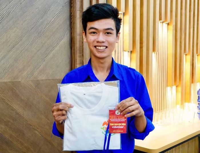 Đỗ Hoàng Quân hào hứng với vai trò tình nguyện viên hỗ trợ đoàn Võ cổ truyền Long Châtellerault (Pháp). Ảnh: D.L 