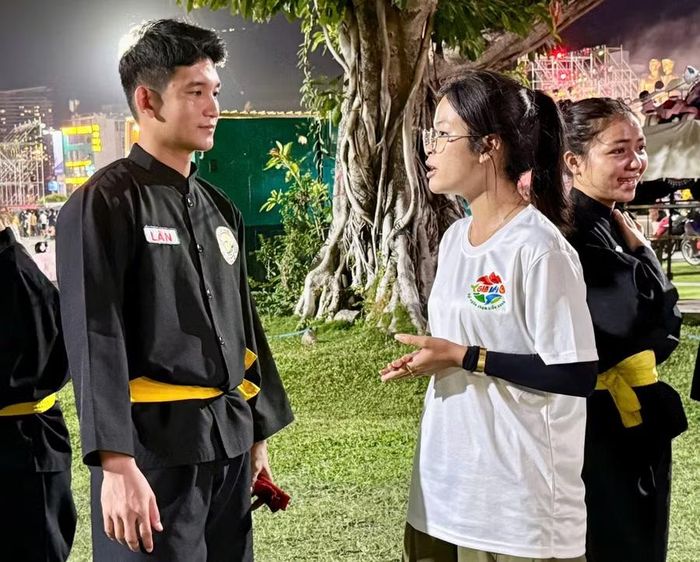  VĐV Lê Nguyễn Đình Lân trao đổi với tình nguyện viên về lịch trình các hoạt động trong liên hoan. Ảnh: D.L 