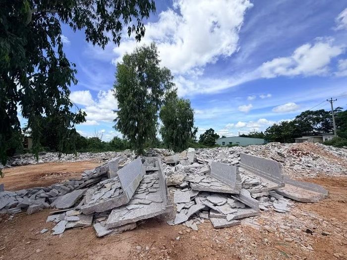 Khu vực tập kết hơn 315 tấn đá thải gây ô nhiễm môi trường. Ảnh: Văn Ngọc