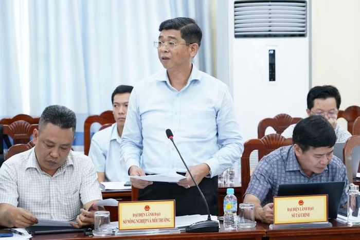  Phó Giám đốc Sở Nông nghiệp và Môi trường Trần Đình Chương trao đổi làm rõ một số vấn đề liên quan đến số hóa dữ liệu đất đai. Ảnh: N.H 