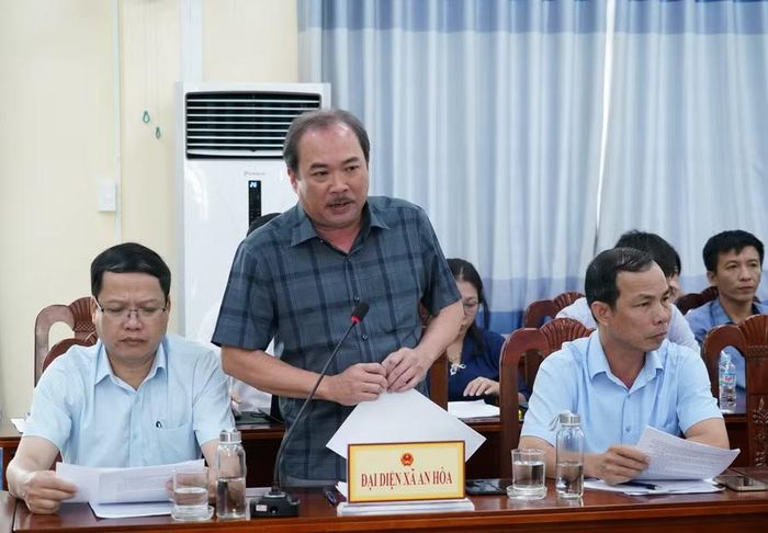  Chủ tịch UBND xã An Hòa Huỳnh Tân báo cáo tại buổi làm việc. Ảnh: N.H 