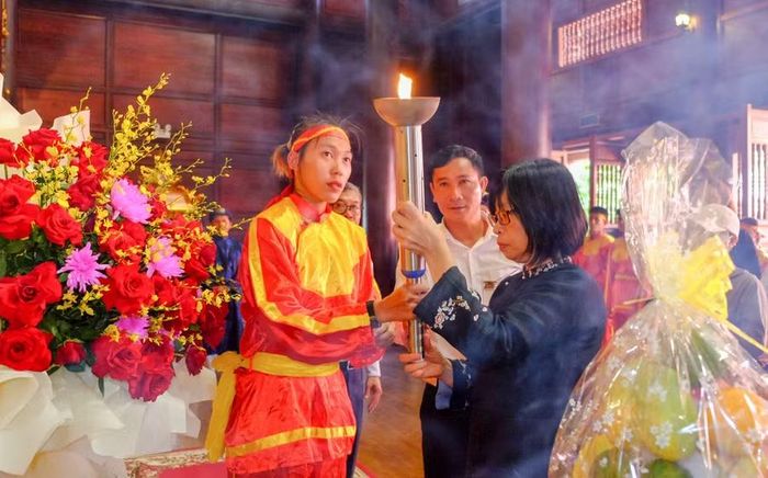 Nghi thức rước lửa thiêng tại Đền thờ Tây Sơn Tam kiệt biểu trưng cho tinh thần thượng võ và sự lan tỏa các giá trị của võ cổ truyền Việt Nam. Ảnh: Đoan Ngọc