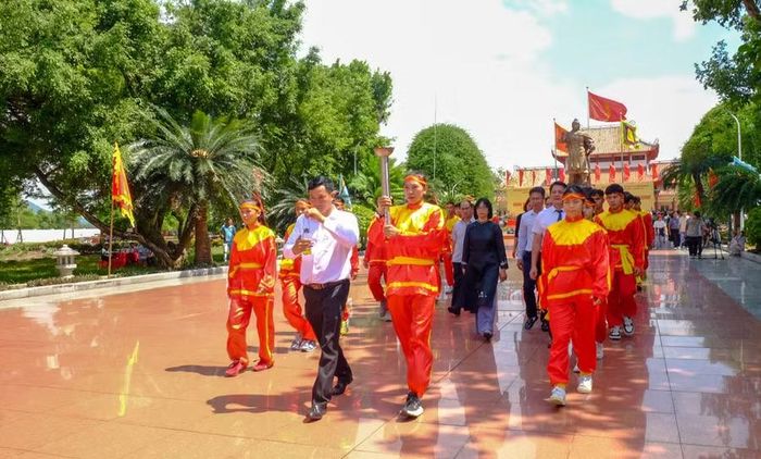 Nghi thức rước lửa thiêng tại Đền thờ Tây Sơn Tam kiệt biểu trưng cho tinh thần thượng võ và sự lan tỏa các giá trị của võ cổ truyền Việt Nam. Ảnh: Đoan Ngọc