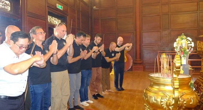 Các đoàn võ thuật trong nước và quốc tế tham gia chuỗi hoạt động dâng hương, dâng hoa và rước lửa thiêng trước lễ khai mạc Liên hoan. Ảnh: Đoan Ngọc