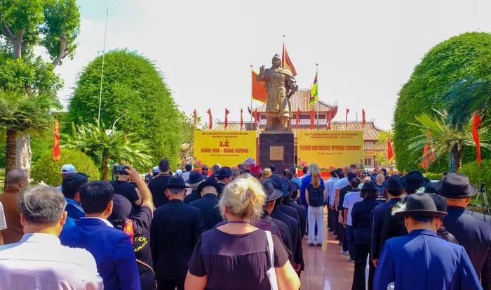 Đại biểu và các đoàn võ thuật trong nước, quốc tế dâng hoa tưởng niệm Hoàng đế Quang Trung tại Bảo tàng Quang Trung. Ảnh: Đoan Ngọc