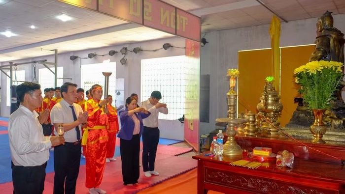 Ngọn lửa thiêng được đưa về nhà thờ Tổ võ cổ truyền để thắp lên đài trong đêm khai mạc Liên hoan vào tối nay (ngày 2-8). Ảnh: Đoan Ngọc