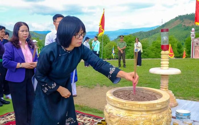 Phó Chủ tịch UBND tỉnh Nguyễn Thị Thanh Lịch đọc văn tế, dâng hương tại Đài Kính Thiên, mở đầu chuỗi hoạt động của Liên hoan Quốc tế Võ cổ truyền Việt Nam lần thứ IX - Gia Lai 2026. Ảnh: Đoan Ngọc