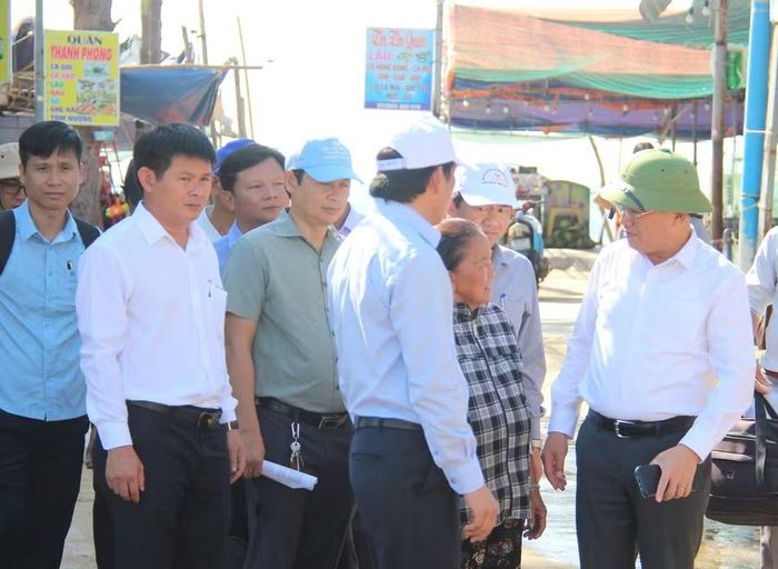 Chủ tịch UBND tỉnh Phạm Anh Tuấn (bên phải) lắng nghe ý kiến, nguyện vọng của người dân liên quan đến công tác bồi thường, giải phóng mặt bằng thực hiện Dự án Khu đô thị - Du lịch An Quang (xã Đề Gi). Ảnh: Trọng Lợi