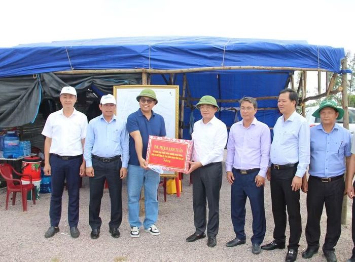 Chủ tịch UBND tỉnh Phạm Anh Tuấn (thứ 4 từ phải sang) tặng quà động viên chủ đầu tư, đơn vị thi công Dự án Cụm công nghiệp Cát Hiệp (xã Hòa Hội). Ảnh: Trọng Lợi