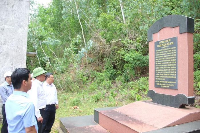 Chủ tịch UBND tỉnh Phạm Anh Tuấn (hàng đầu, thứ 2 từ phải sang) kiểm tra hiện trường Khu căn cứ cách mạng của Tỉnh ủy Bình Định trong kháng chiến chống Mỹ cứu nước tại Cát Sơn (xã Hội Sơn). Ảnh: Trọng Lợi