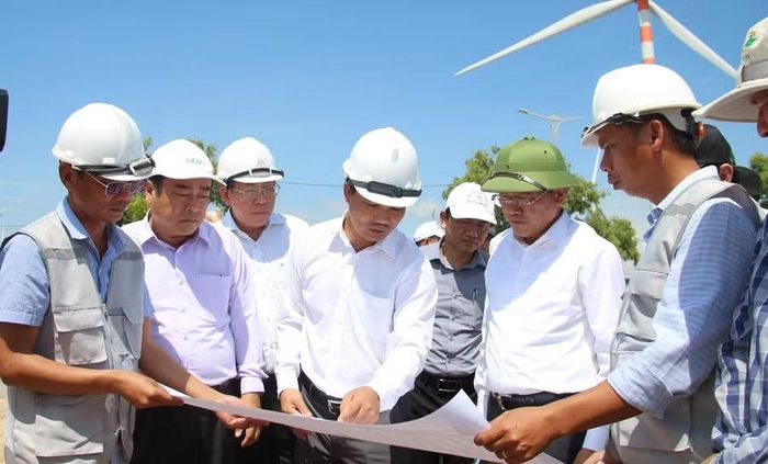 Chủ đầu tư dự án Khu du lịch biển Nhơn Lý - Cát Tiến (xã Ngô Mây) báo cáo kết quả triển khai thi công đến đầu tháng 8-2026. Ảnh: Trọng Lợi