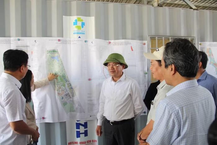 Chủ tịch UBND tỉnh Phạm Anh Tuấn (thứ 3 từ trái sang) nghe chủ đầu tư báo cáo tiến độ thực hiện Dự án Khu văn hóa, thể dục thể thao, vui chơi giải trí kết hợp thương mại, dịch vụ, du lịch 1 (xã Cát Tiến). Ảnh: Trọng Lợi