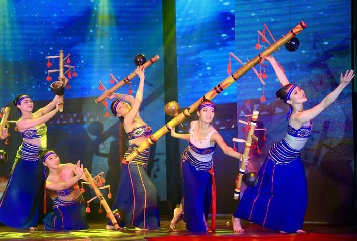  Các diễn viên Nhà hát Ca Múa nhạc tổng hợp Đam San trong một tiết mục múa dân gian Tây Nguyên. Ảnh: Lam Nguyên 