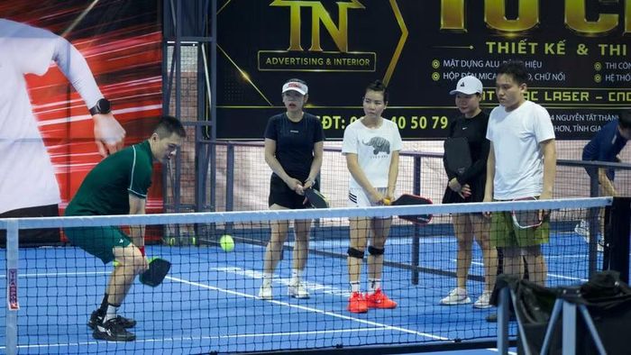  VĐV Nguyễn Anh Thắng hướng dẫn kỹ thuật chơi pickleball cơ bản cho các học viên tham gia buổi giao lưu. Ảnh: H.V 