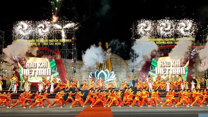  Hát, múa, biểu diễn võ trên nền ca khúc "Hào khí Việt Nam". Ảnh: H.V 