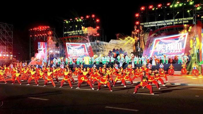  Hoạt cảnh, hát múa, biểu diễn võ cổ truyền mở đầu chương trình nghệ thuật, tái hiện cội nguồn văn hóa và tinh thần thượng võ của dân tộc. Ảnh: H.V 