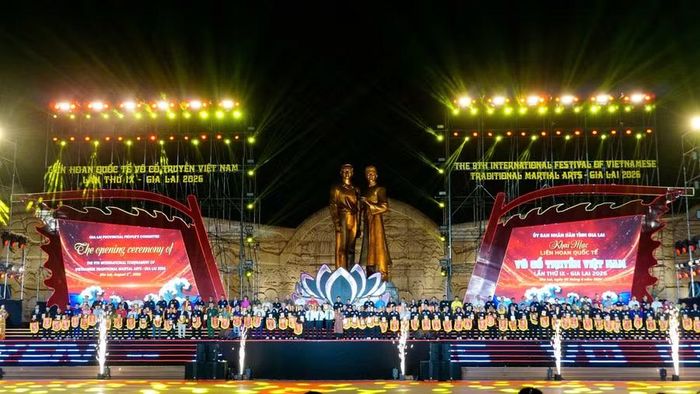  Ban Tổ chức trao kỷ niệm chương và cờ lưu niệm cho đại diện các đoàn võ thuật tham gia Liên hoan. Ảnh: H.V 