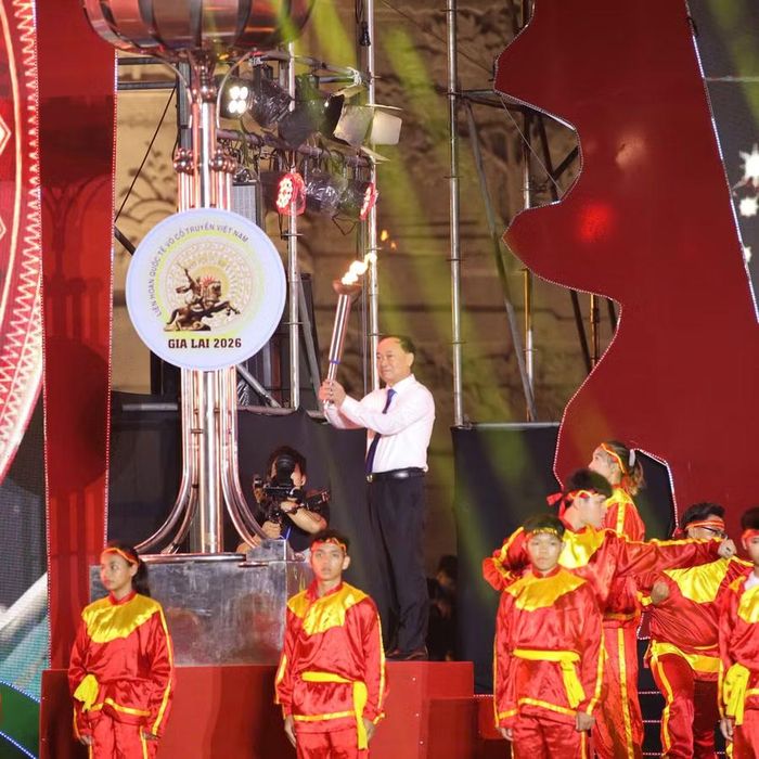  Bí thư Tỉnh ủy Thái Đại Ngọc thực hiện nghi thức thắp sáng đài lửa, chính thức khai mạc Liên hoan quốc tế Võ cổ truyền Việt Nam lần thứ IX - Gia Lai 2026. Ảnh: Nguyễn Dũng 