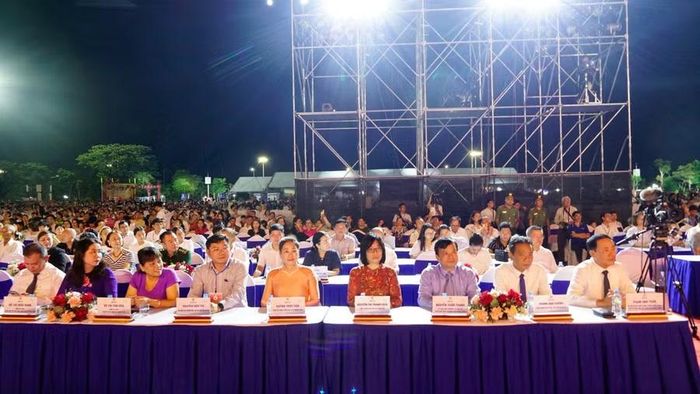  Các đại biểu dự lễ khai mạc. Ảnh: H.V - N.D 